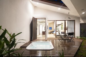 KAL SUITE - Private Jacuzzi & 1 King Bed | Jetted tub