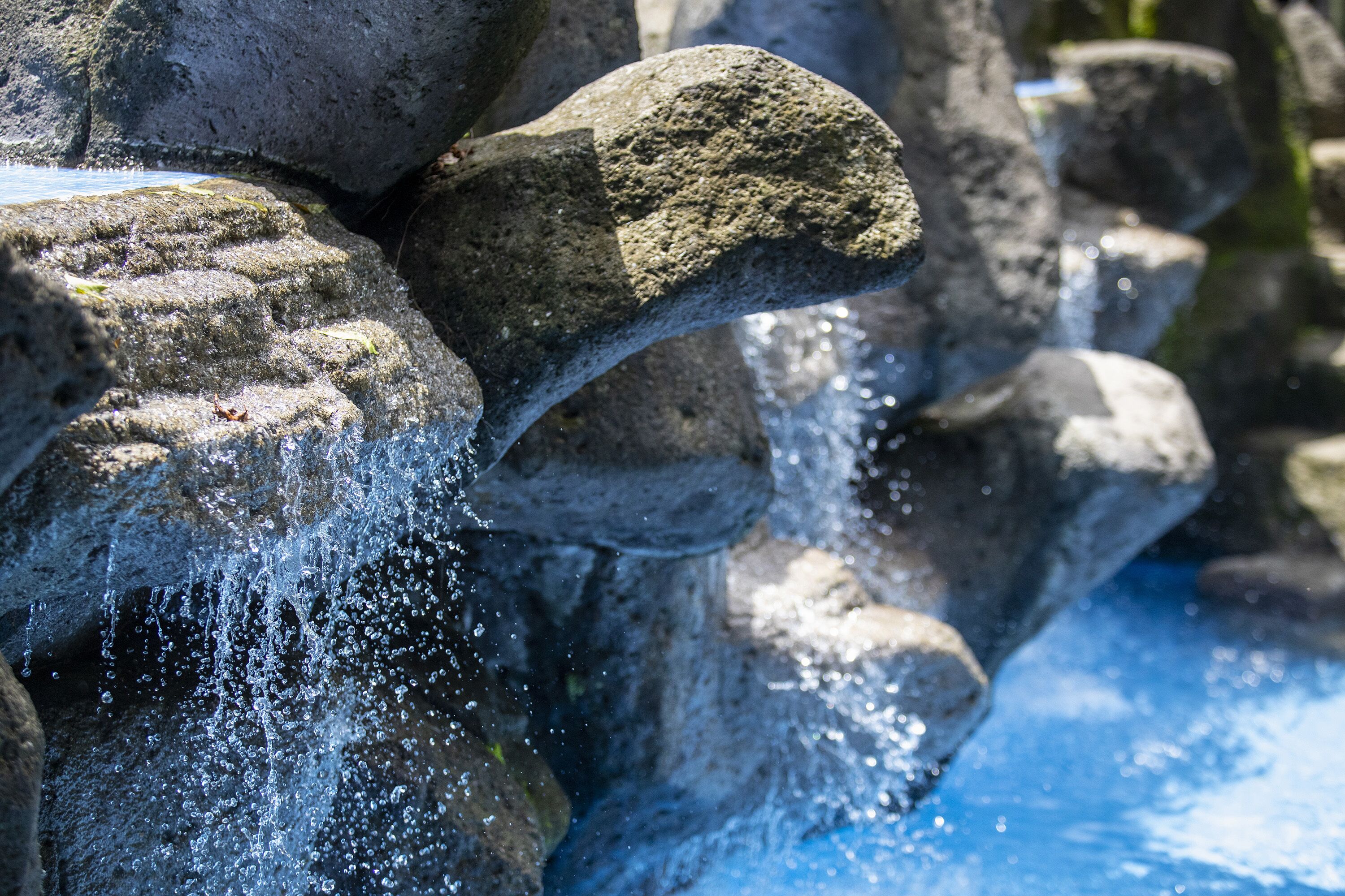 2 outdoor pools, open 7:00 am to 10 pm, free pool cabanas