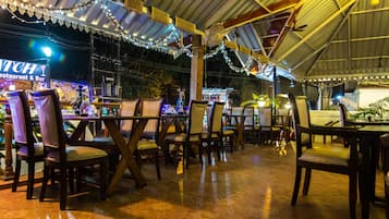 2 restaurantes; se sirven desayunos