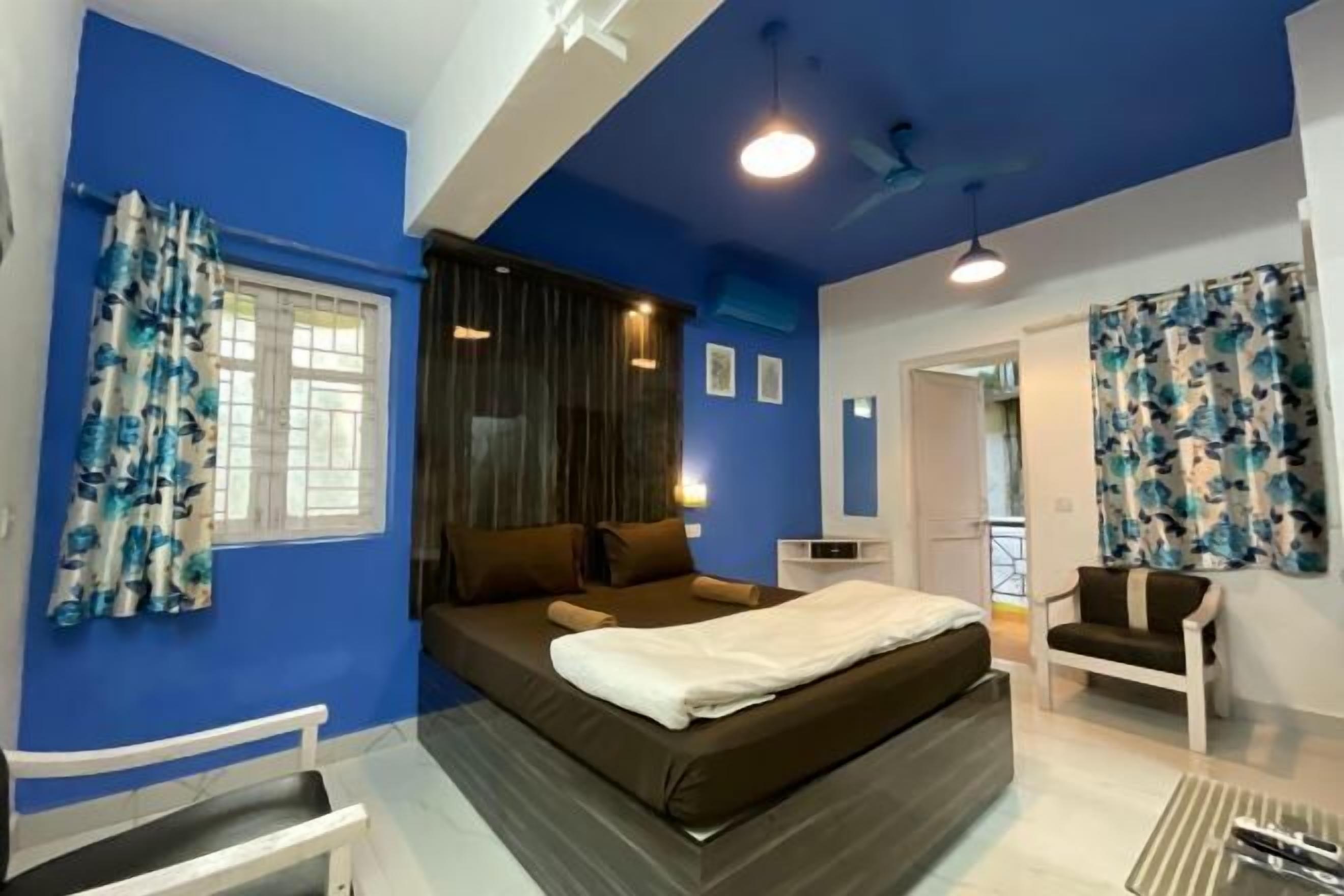 Ropa de cama de alta calidad, cubrecamas, minibar y muebles diferentes 