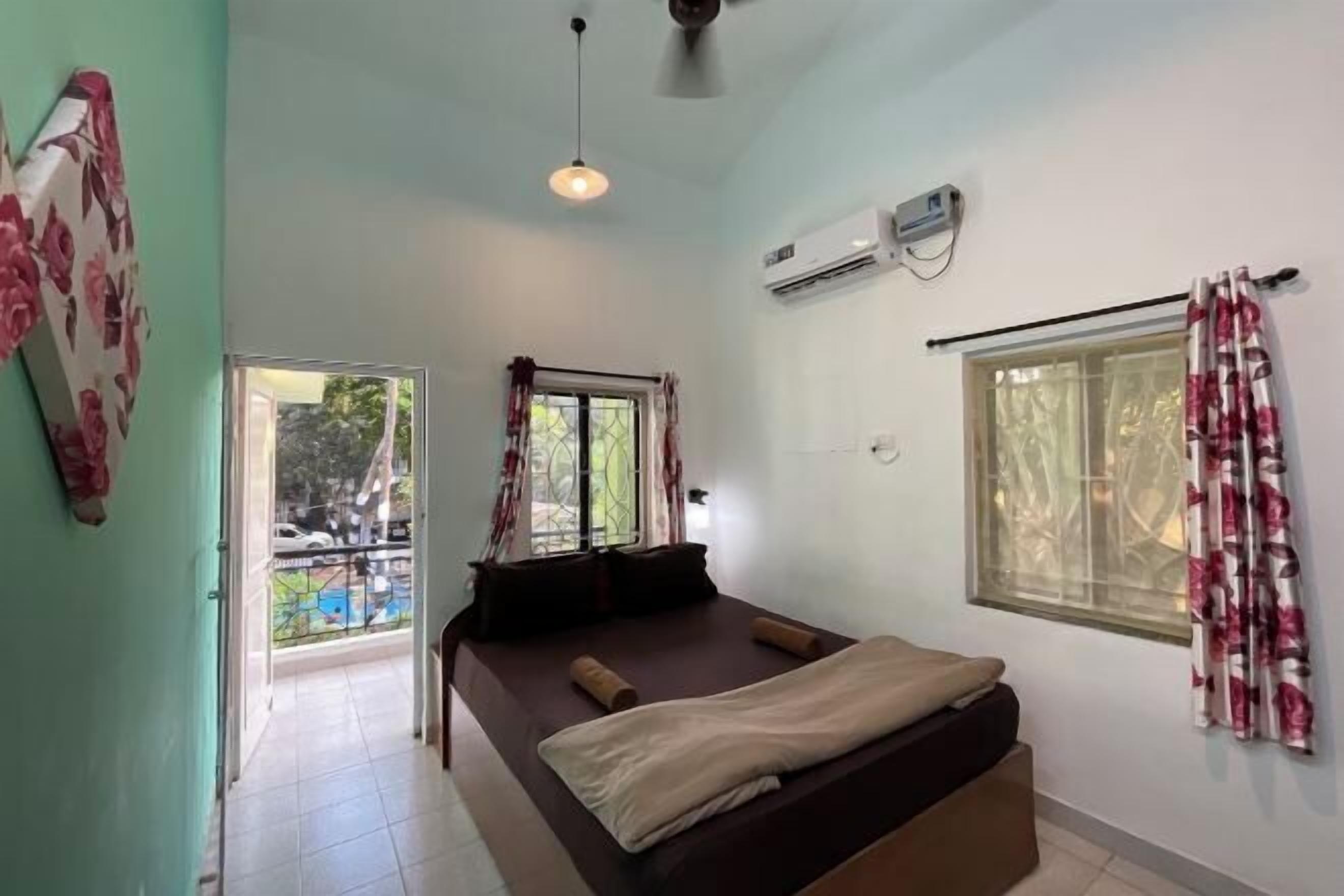 Ropa de cama de alta calidad, cubrecamas, minibar y muebles diferentes 