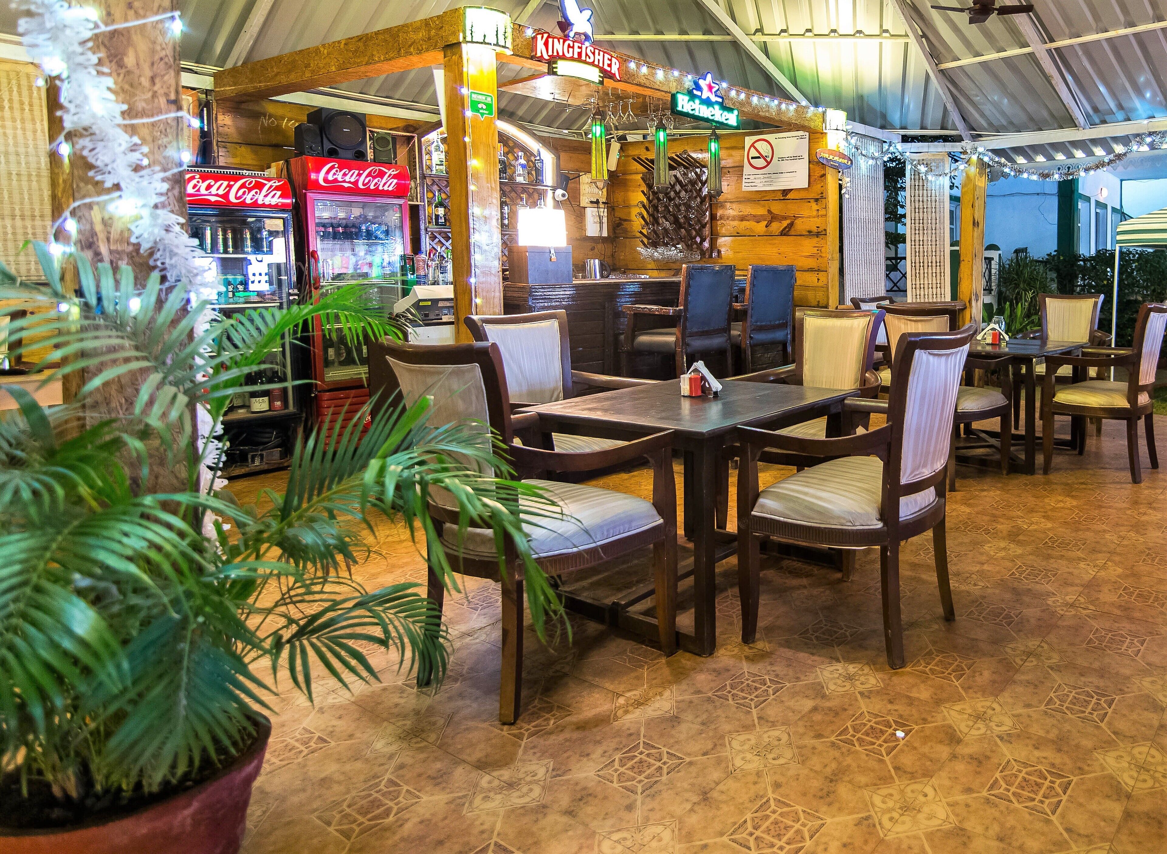2 restaurantes; se sirve desayuno, almuerzo y cena