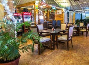 2 restaurantes; se sirve desayuno, almuerzo y cena