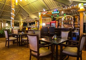 2 restaurantes; se sirve desayuno, almuerzo y cena