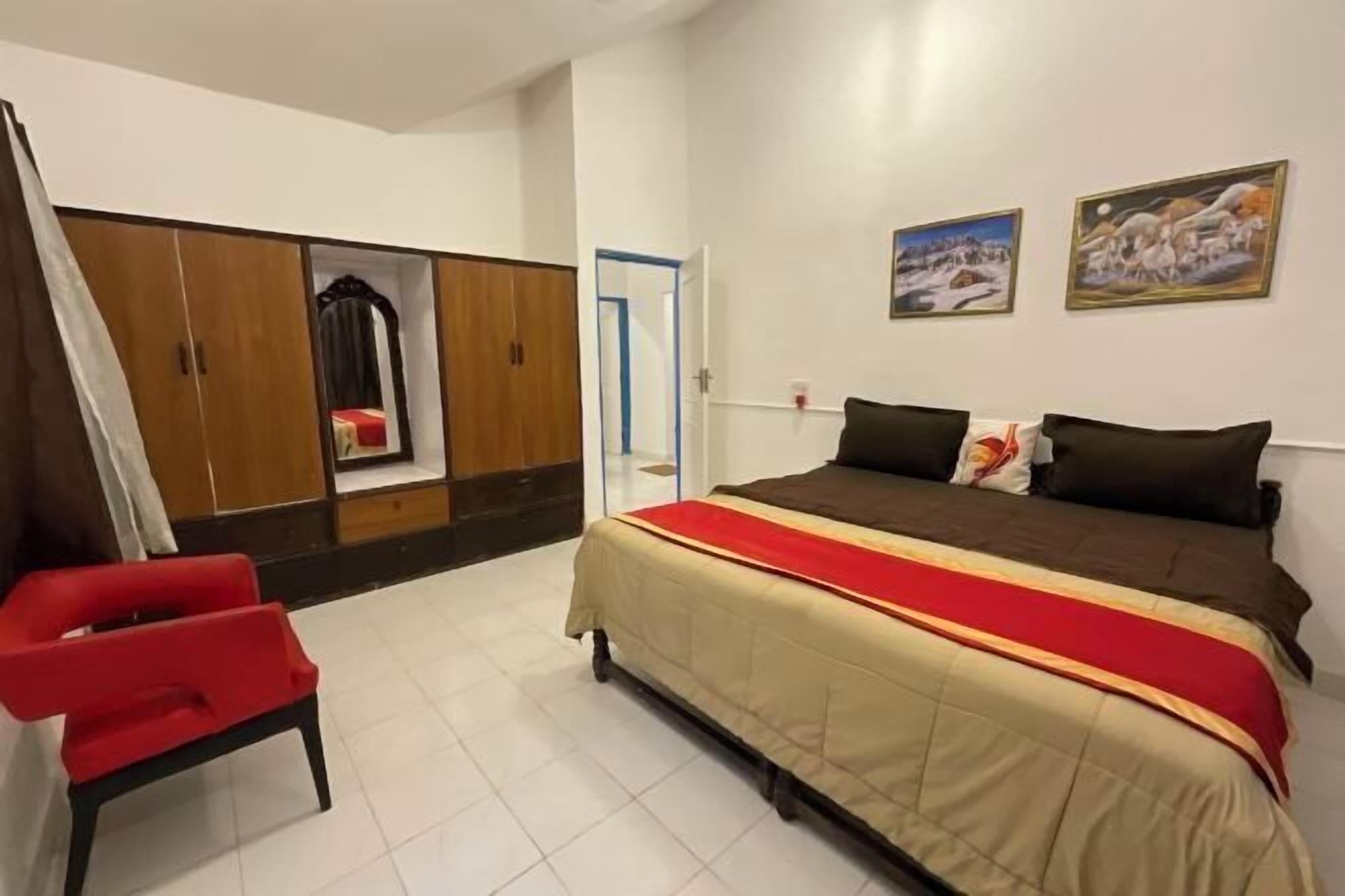 Ropa de cama de alta calidad, cubrecamas, minibar y muebles diferentes 