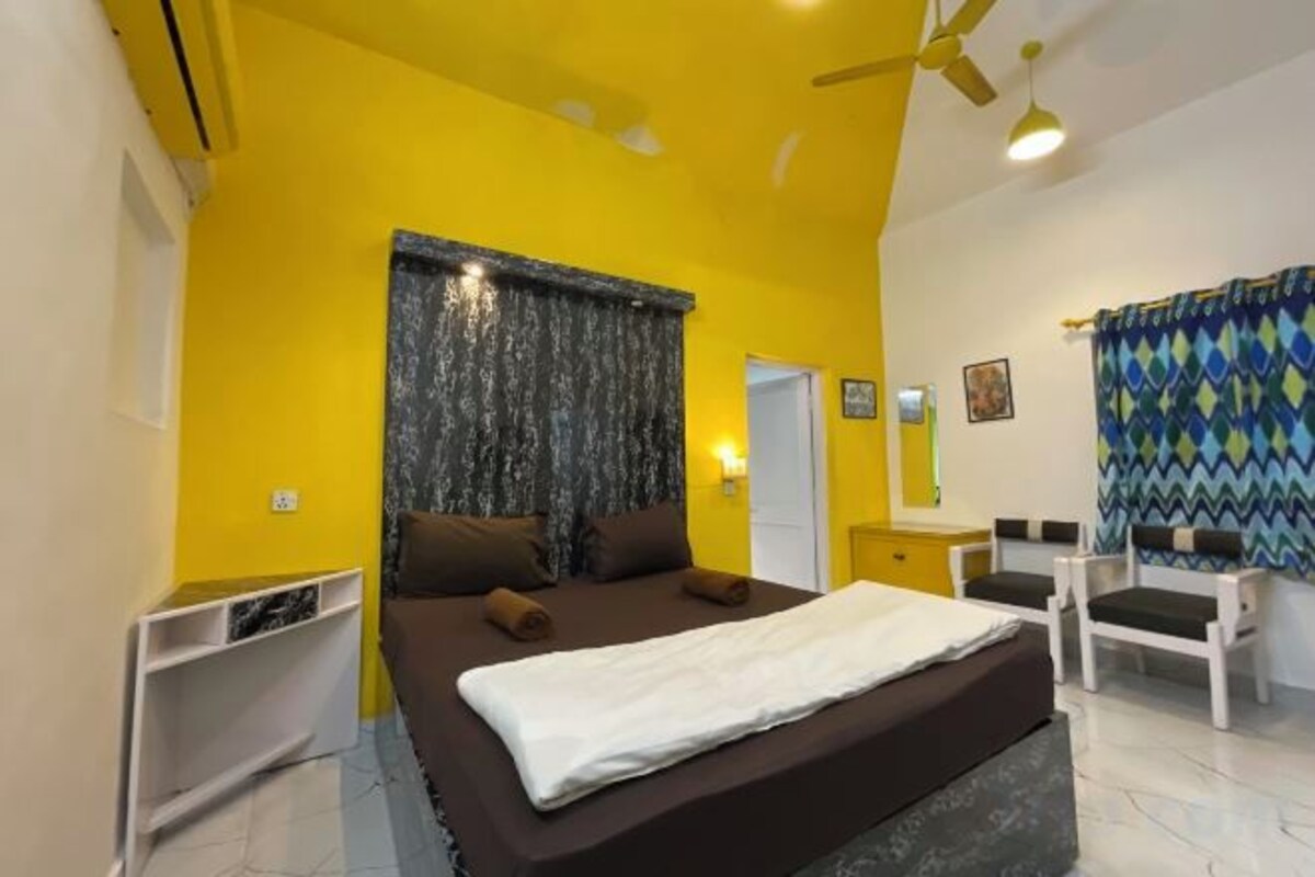 Premium bedding, down comforters, minibar, desk