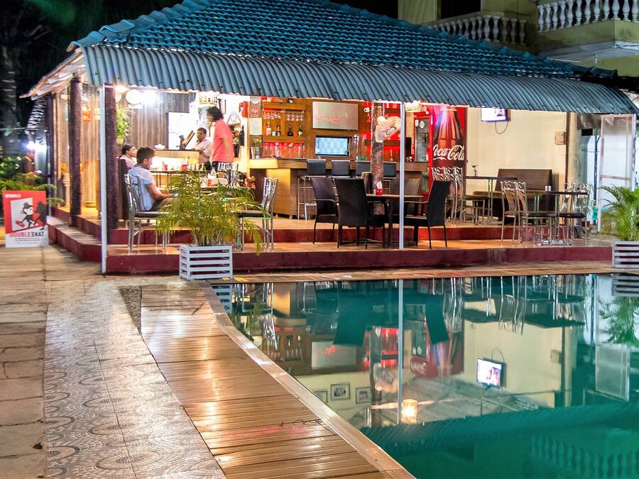 Bar en bord de piscine