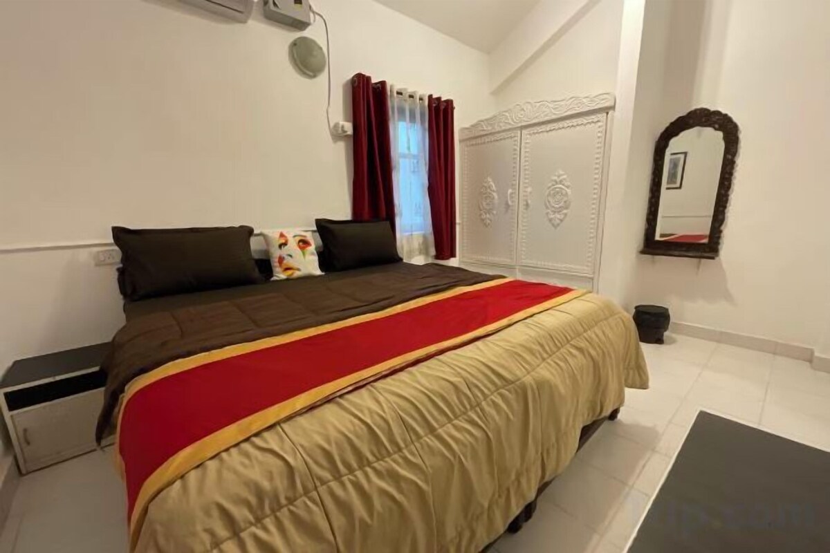 Premium bedding, down comforters, minibar, desk