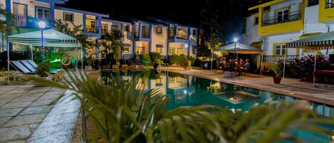 Utendørsbasseng, bassengparasoller og solsenger