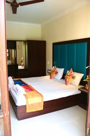 Coffres-forts dans les chambres, bureau, draps fournis