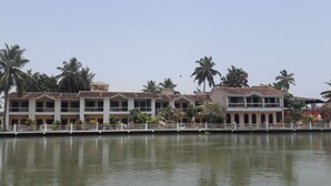 A hotel with multiple floors, balconies, and a waterfront view. - Hotel Riverside (Baga)