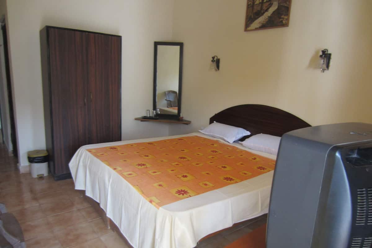 Caja de seguridad en la habitación, escritorio y ropa de cama 