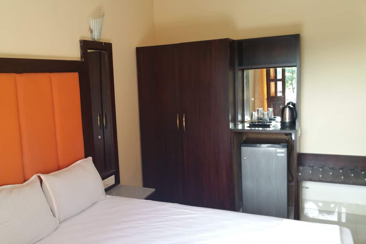 Deluxe Room | In-room safe, desk, bed sheets