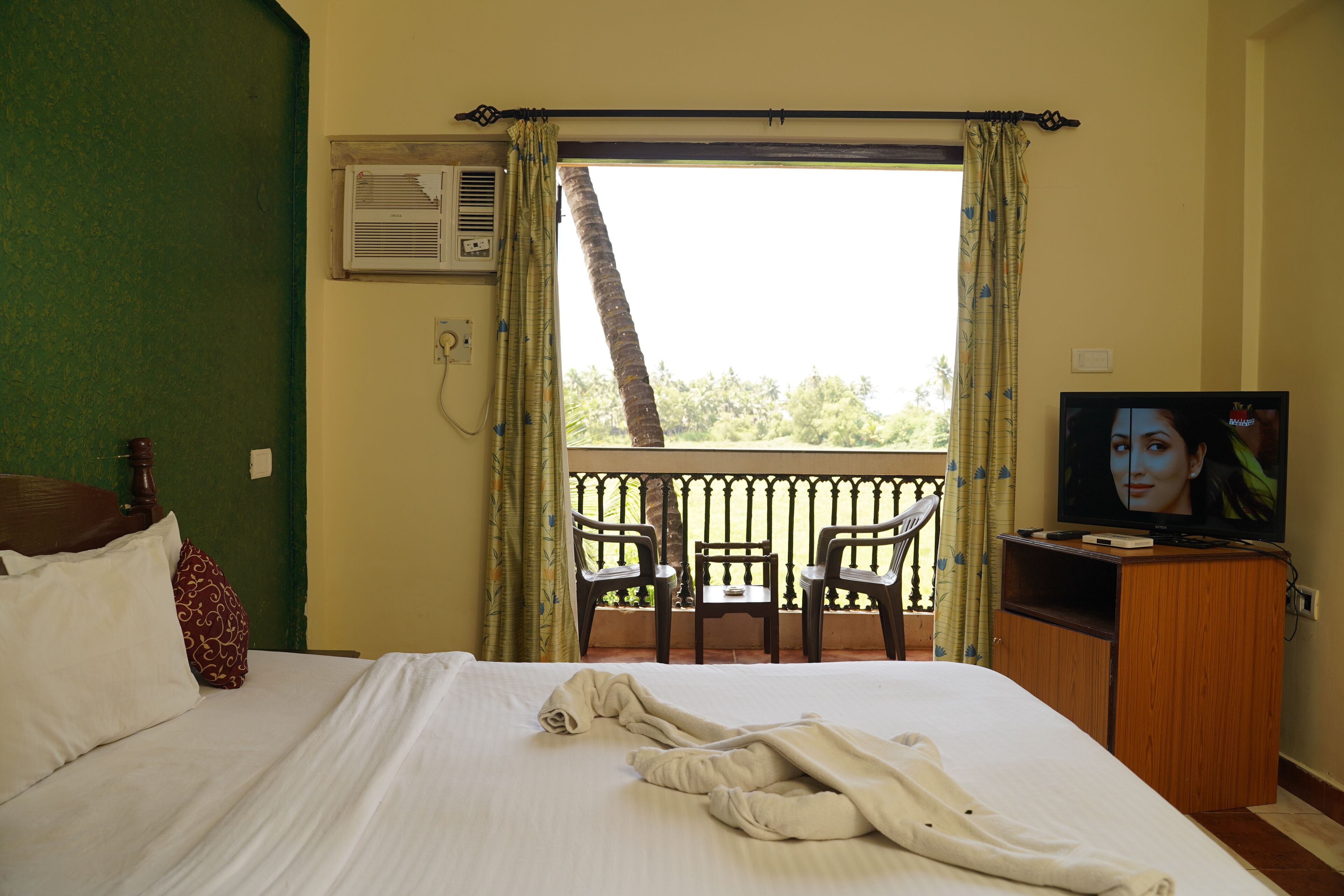 Deluxe Room | Bathroom | Separate bathtub and shower, towels