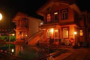 A two-story building with a swimming pool, a staircase, and a balcony. - Tio Carmino (Calangute)