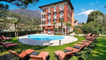 Piscina all'aperto, lettini