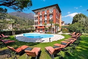 Piscine extérieure, chaises longues