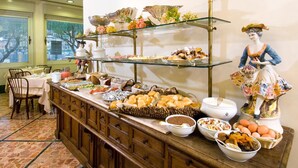 Petit déjeuner buffet servi tous les jours en supplément