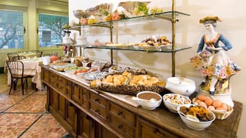 Tägliches Frühstücksbuffet (12.00 EUR pro Person)