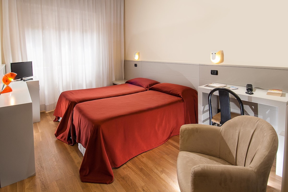 Minibar, in-room safe, desk, iron/ironing board
