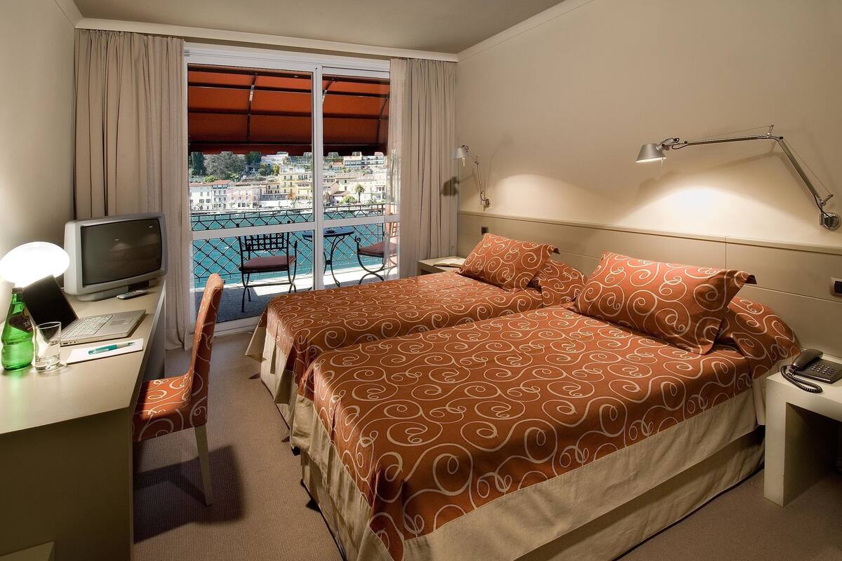 Habitación superior con 1 cama doble o 2 individuales, balcón, vistas al lago | Vistas desde la habitación