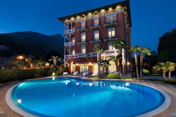 Vista frontal de la propiedad por la tarde o noche