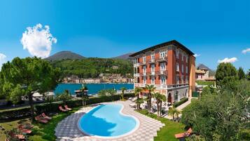 Piscina all'aperto, lettini