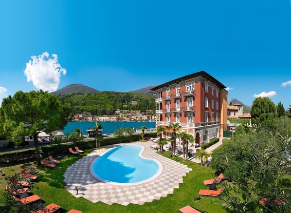 Piscine extérieure, chaises longues