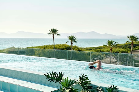 Una piscina techada, 7 piscinas al aire libre, sombrillas