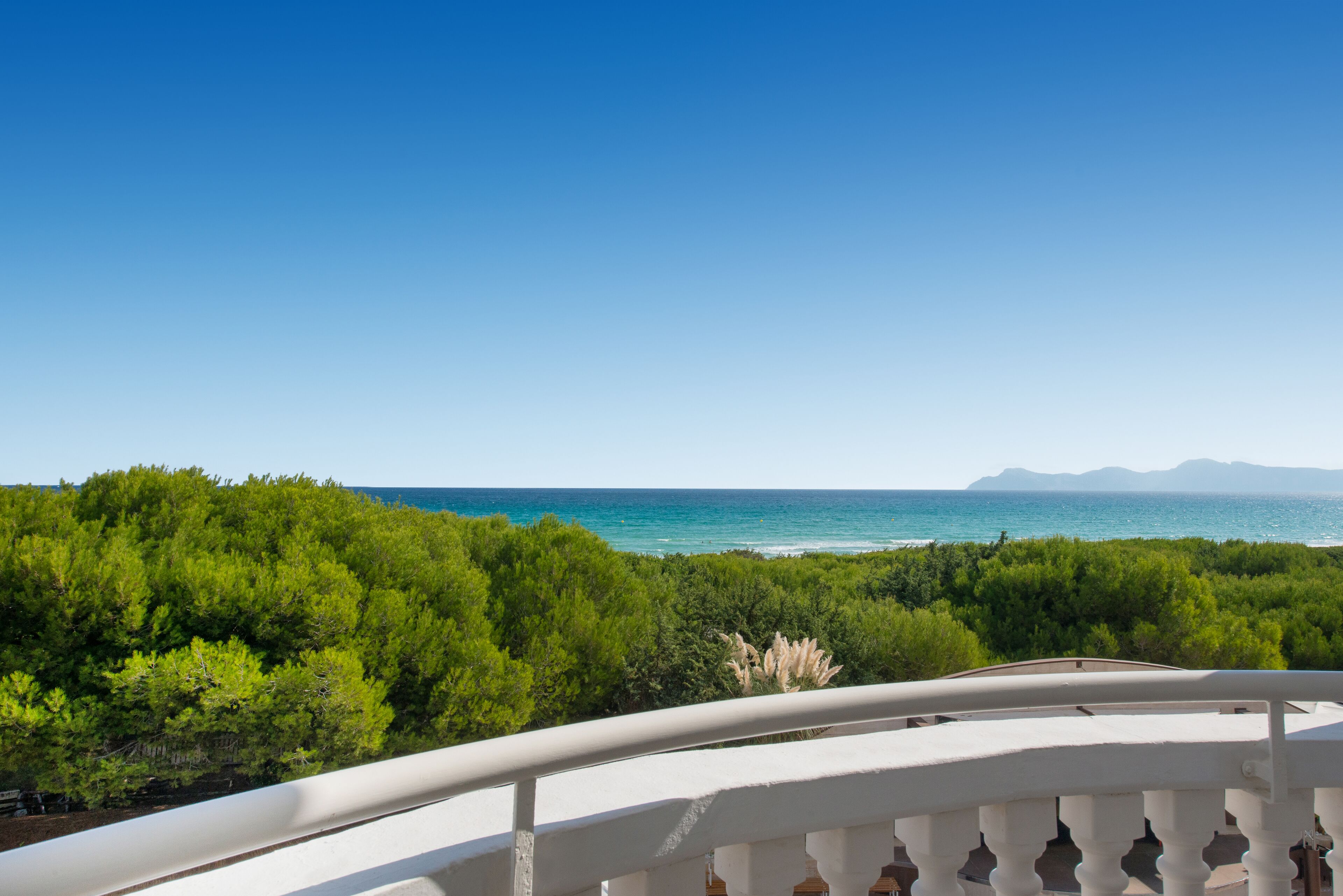 Un balcon avec vue sur la mer et les montagnes.