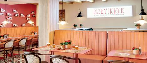 Ein Restaurantinneres mit Sitzecken, Tischen und Stühlen.