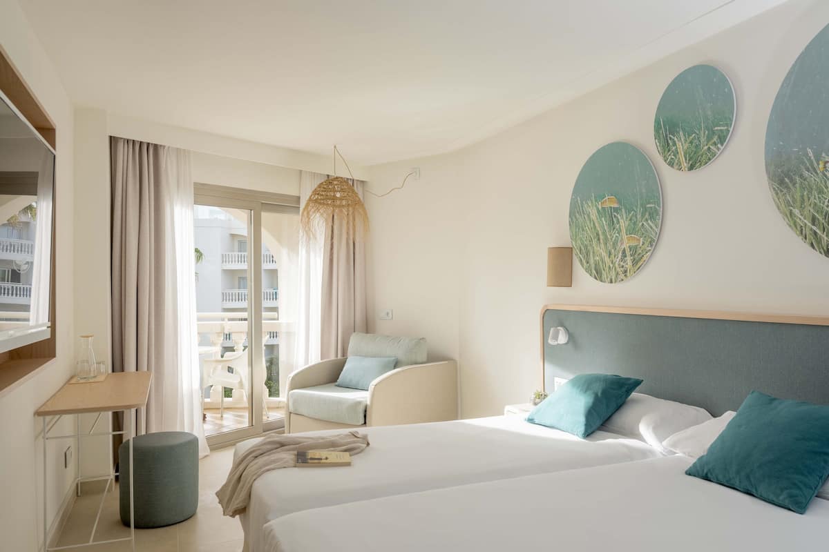 double room, balcony, executive level (star prestige) | down duvets, minibar, desk, blackout curtains