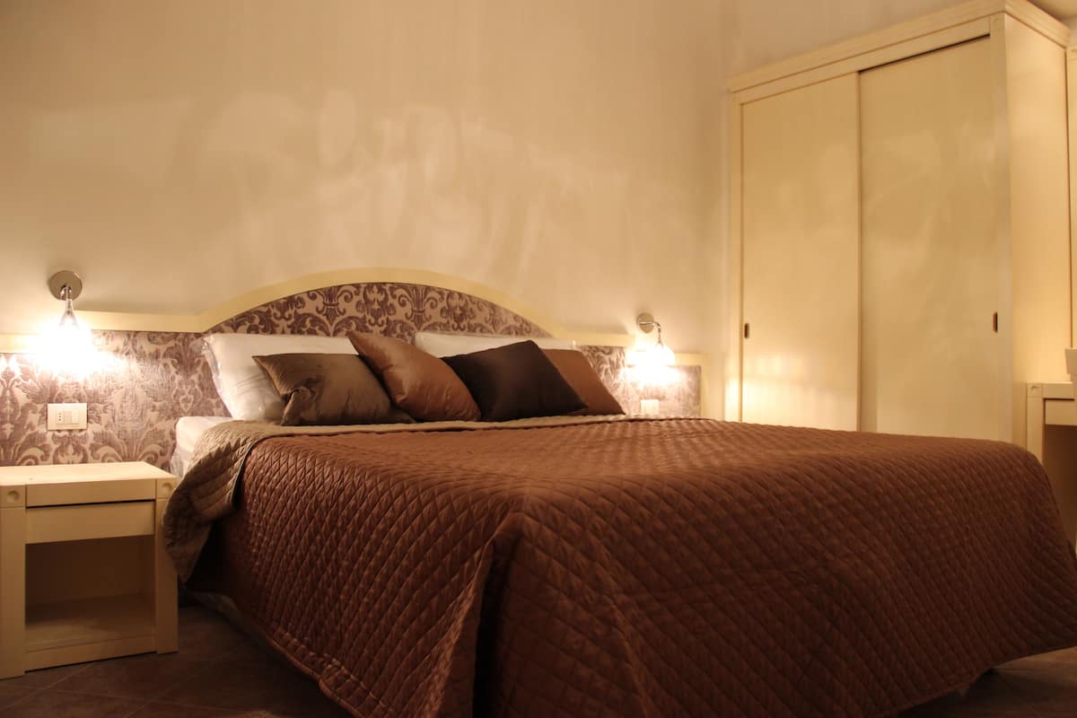 Classic Triple Room | Minibar, in-room safe, desk, soundproofing