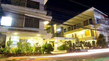 Majoituspaikan julkisivu illalla/yöllä