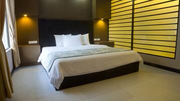 Deluxe-huone | Tallelokero huoneessa, vauvansängyt, lisävuoteet