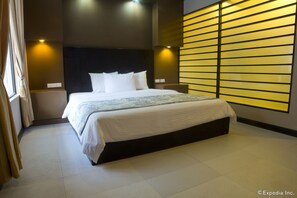 Deluxe Room | In-room safe, cots/infant beds, rollaway beds