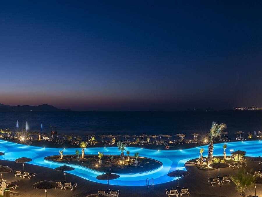 Piscina coberta, 4 piscines a l'aire lliure, para-sols i gandules