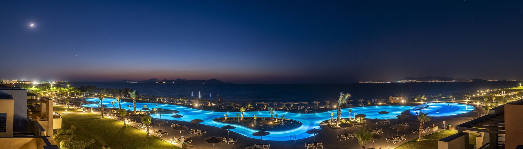 Indoor pool, 4 outdoor pools, pool umbrellas, pool loungers