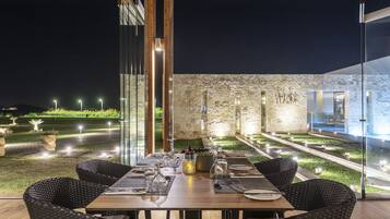 3 restaurants, breakfast, lunch, dinner served; international cuisine