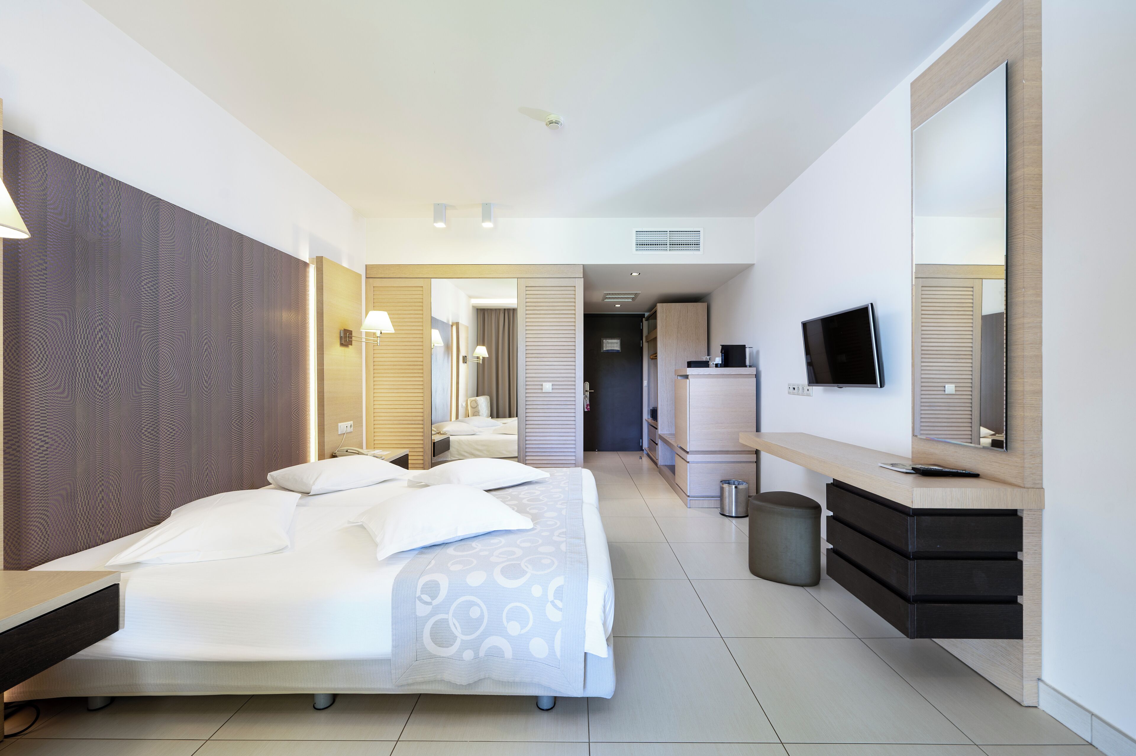 Minibar, coffre-fort, bureau, rideaux d’obscurcissement