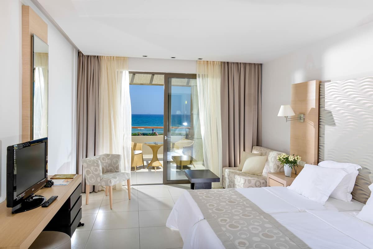 double room with sea view | 1 bedroom, minibar, in-room safe, desk