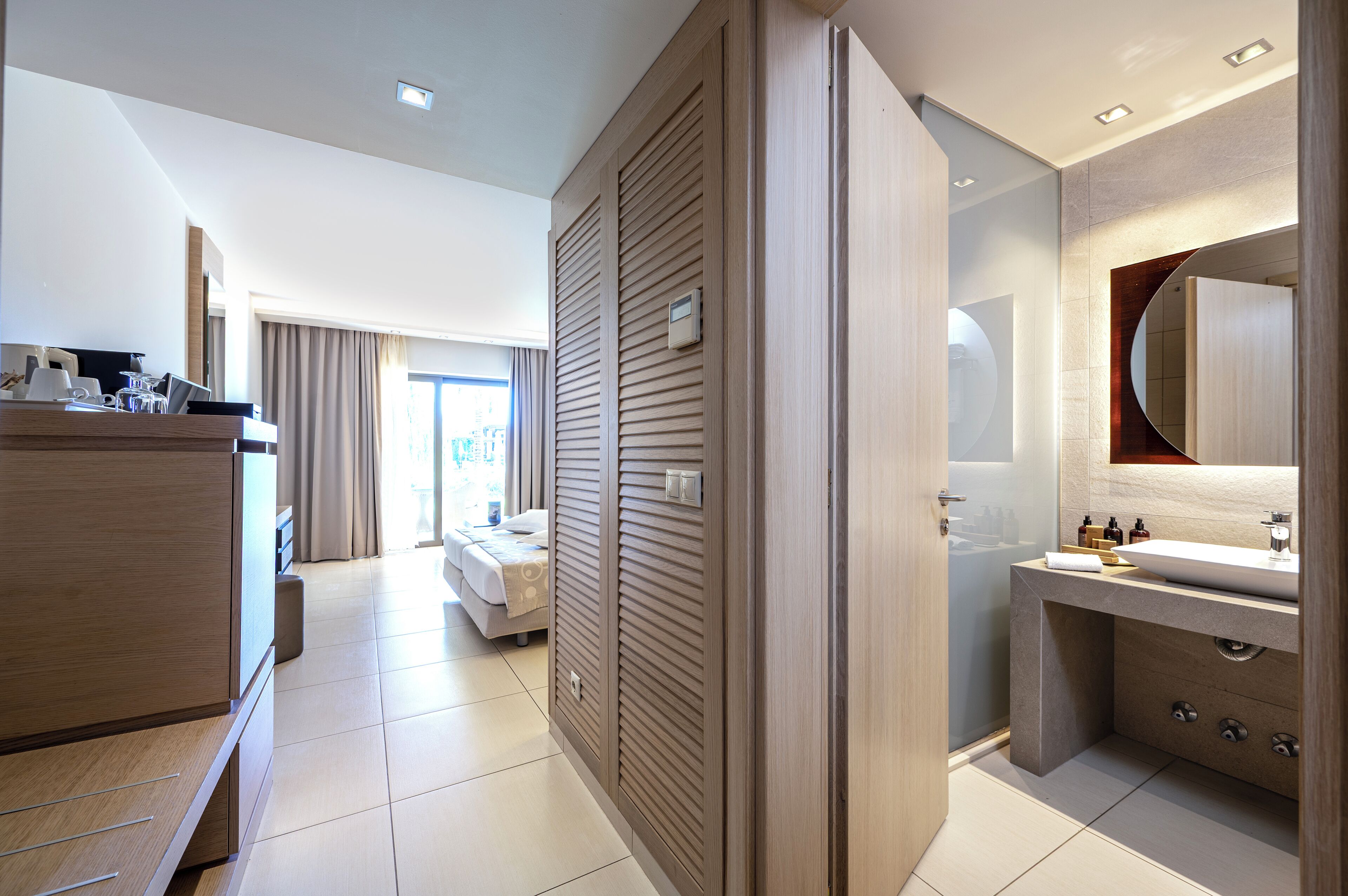 Double Room Garden or Pool view | Minibar, coffre-fort, bureau, rideaux d’obscurcissement