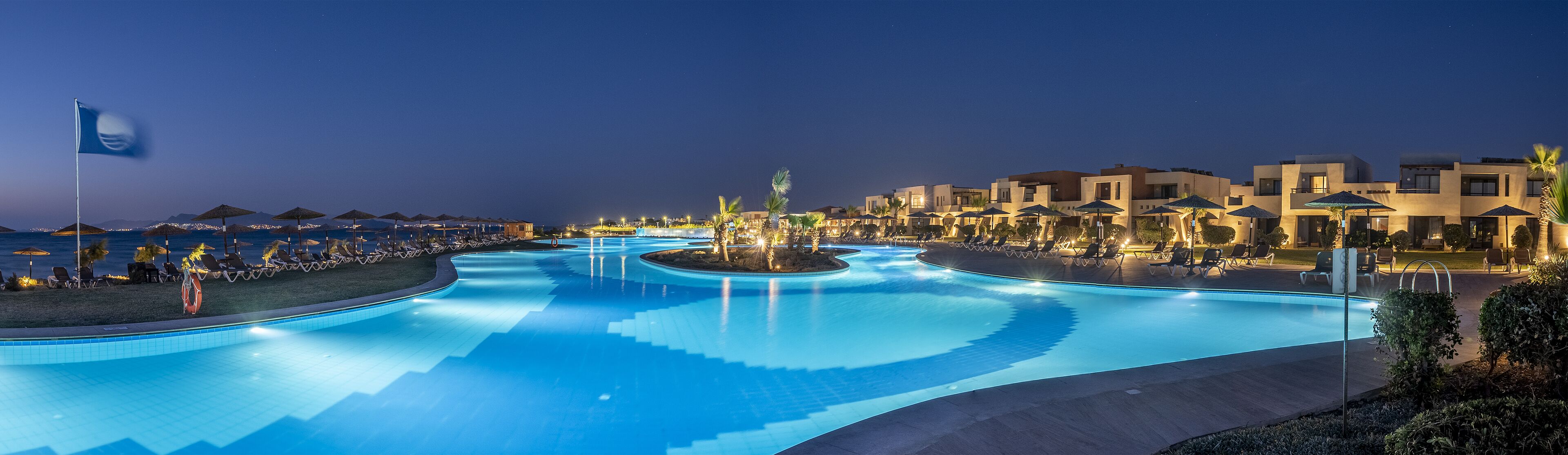 Indoor pool, 4 outdoor pools, pool umbrellas, pool loungers