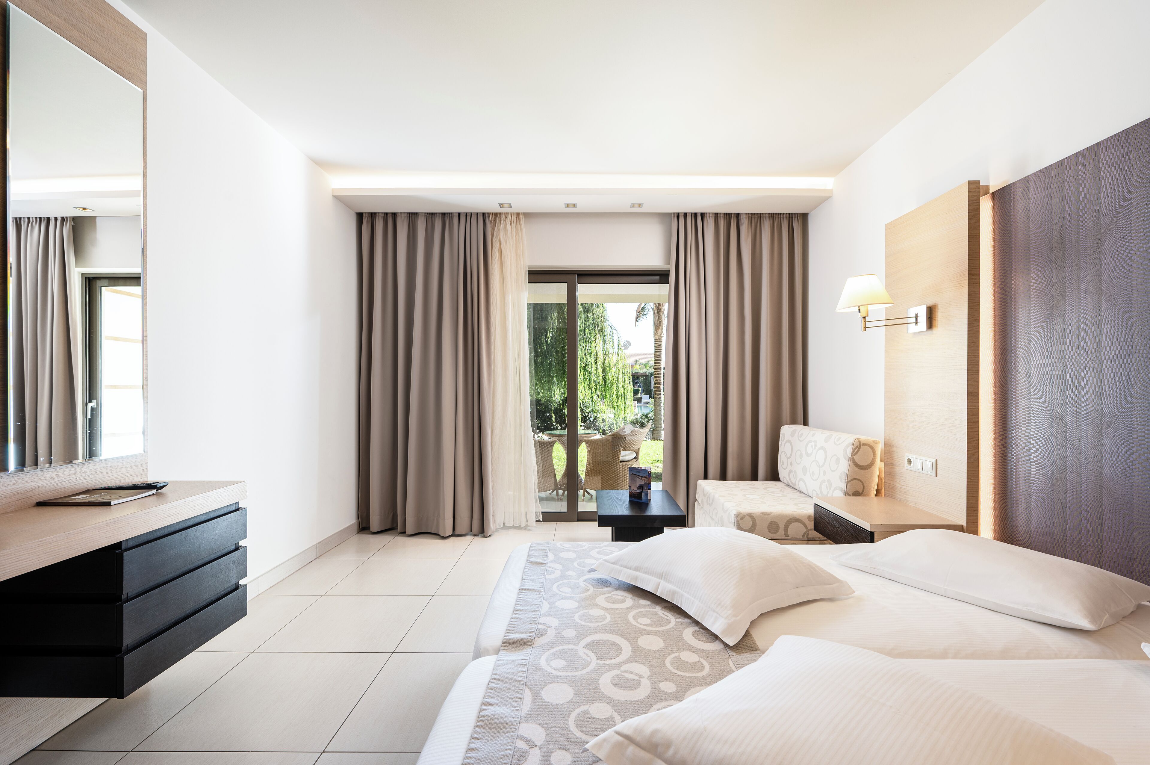 Een minibar, een kluis op de kamer, een bureau, verduisterende gordijnen