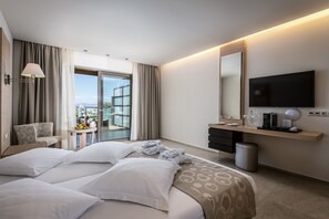 Double Sea view with outdoor Jacuzzi 18+ | Minibar, caja de seguridad en la habitación y escritorio 