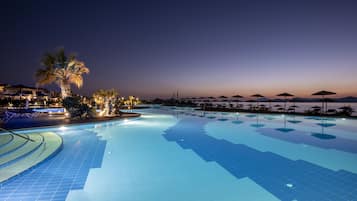 Una piscina techada, 4 piscinas al aire libre, sombrillas