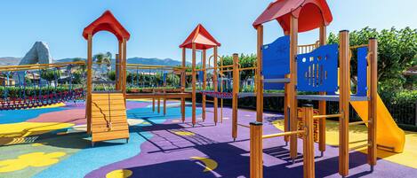 Un parque infantil con estructuras para escalar y toboganes.
