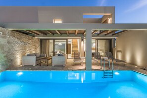 Presidential Maisonette Sea Front with Private Pool | Minibar, caja de seguridad en la habitación y escritorio 