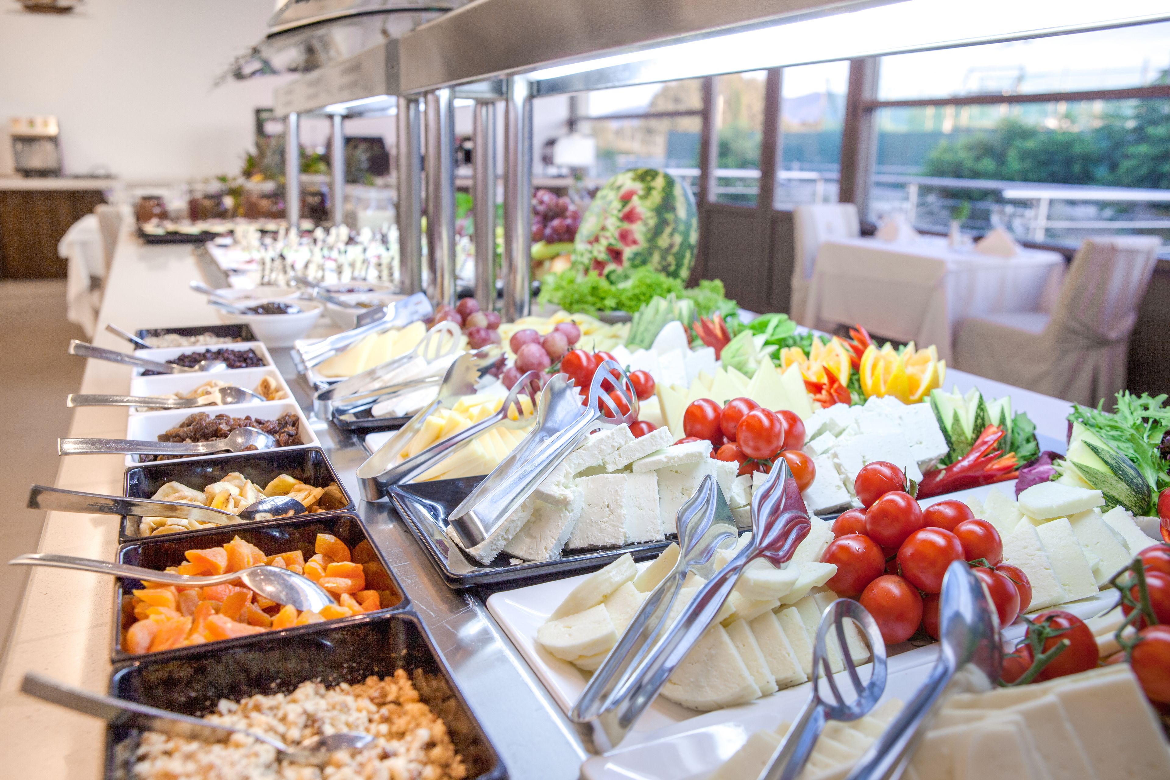 Ein Buffet mit verschiedenen Speisen und Besteck.