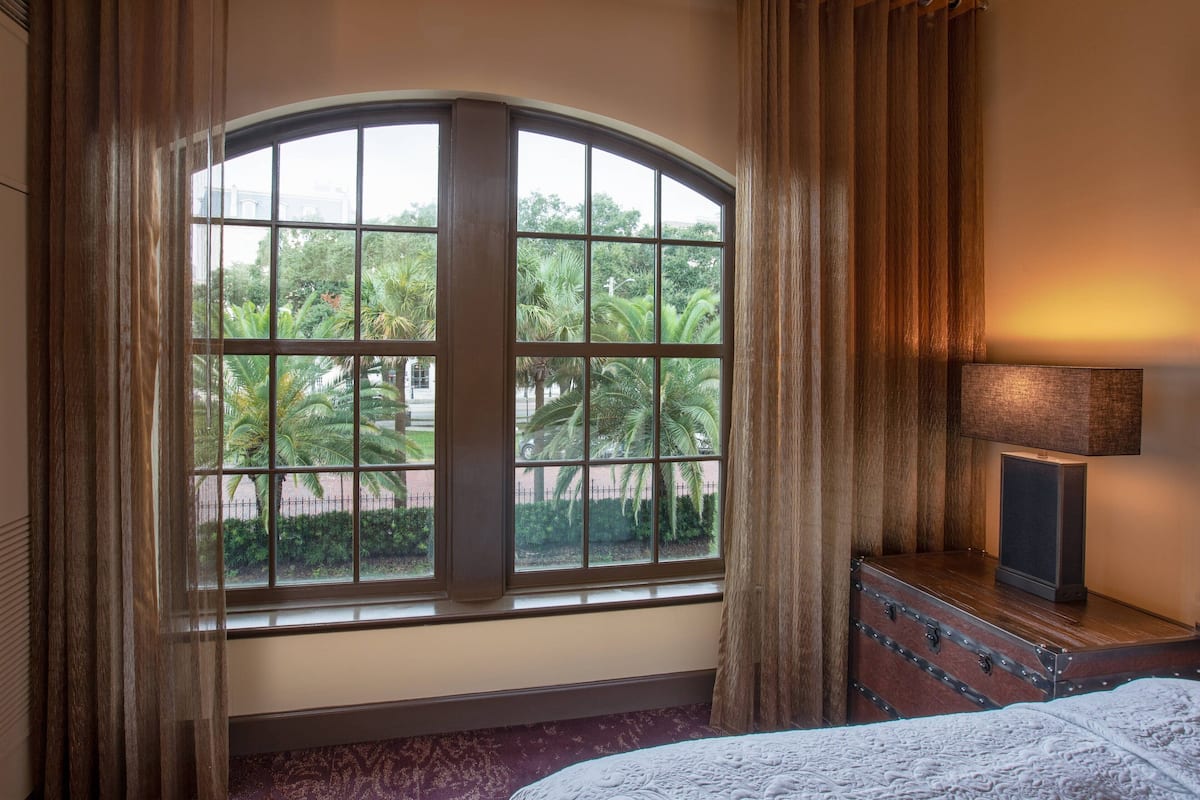 Premium bedding, in-room safe, desk, blackout drapes